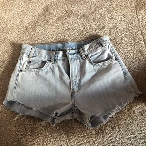levi shorts/distressed&sinched in waistband